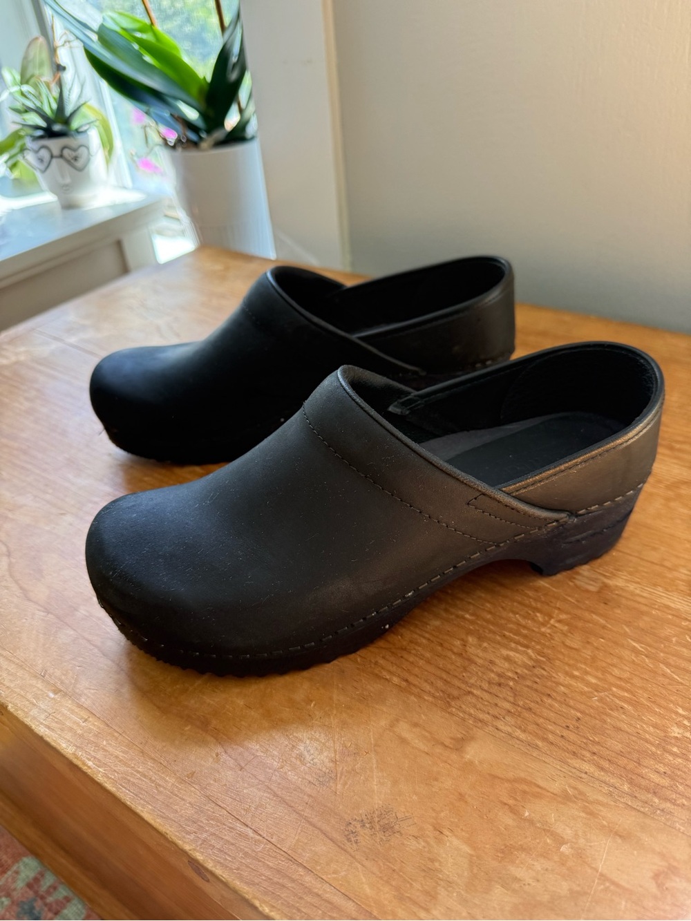 Sanita Women's Slip-On Clogs - size 39 - black wooden base
